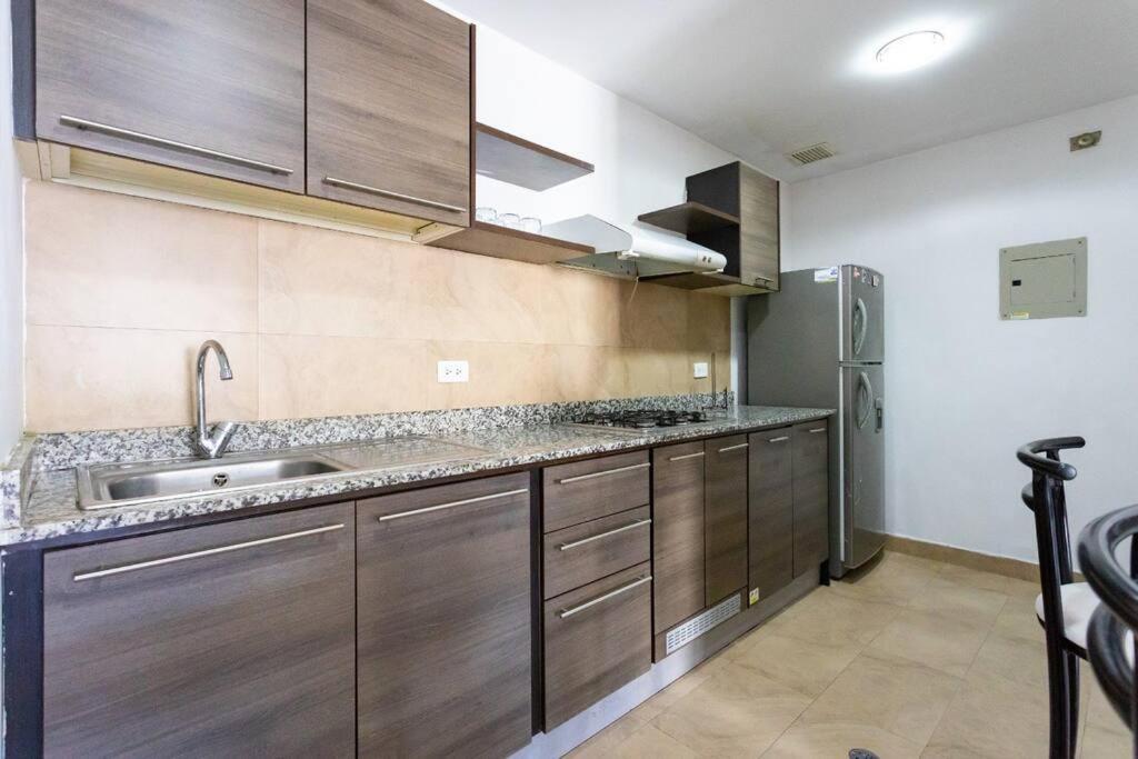 Departamento 3 Dormitorios, 2 Banos, Piscina, Gym, Junto Al Sheraton, Wiffi, Parking * Quito