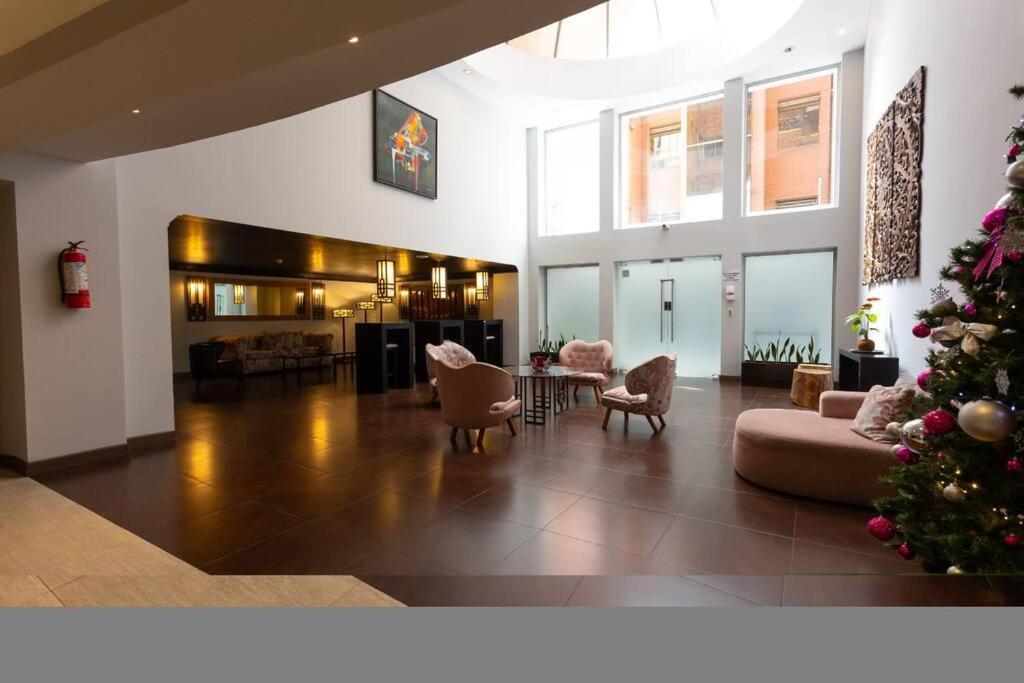Apartment Departamento 3 Dormitorios, 2 Banos, Piscina, Gym, Junto Al Sheraton, Wiffi, Parking Quito