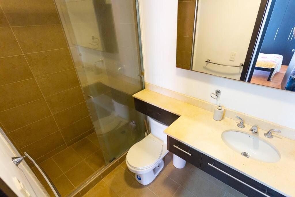 Departamento 3 Dormitorios, 2 Banos, Piscina, Gym, Junto Al Sheraton, Wiffi, Parking Apartment Quito