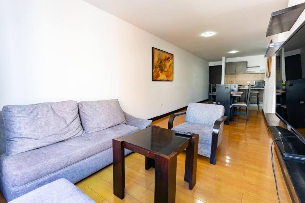 Departamento 3 Dormitorios, 2 Banos, Piscina, Gym, Junto Al Sheraton, Wiffi, Parking * Quito