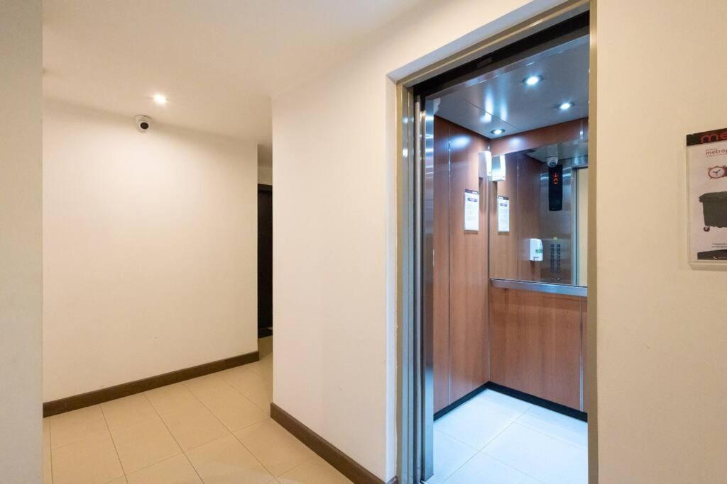 Departamento 3 Dormitorios, 2 Banos, Piscina, Gym, Junto Al Sheraton, Wiffi, Parking Quito