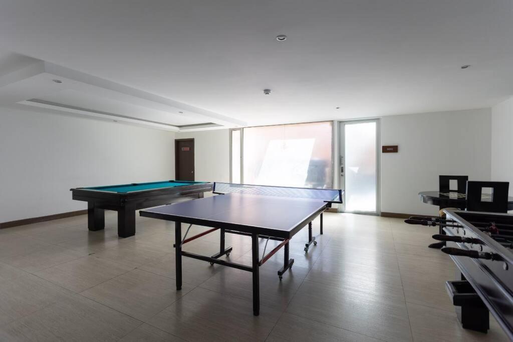 Departamento 3 Dormitorios, 2 Banos, Piscina, Gym, Junto Al Sheraton, Wiffi, Parking Apartment Quito