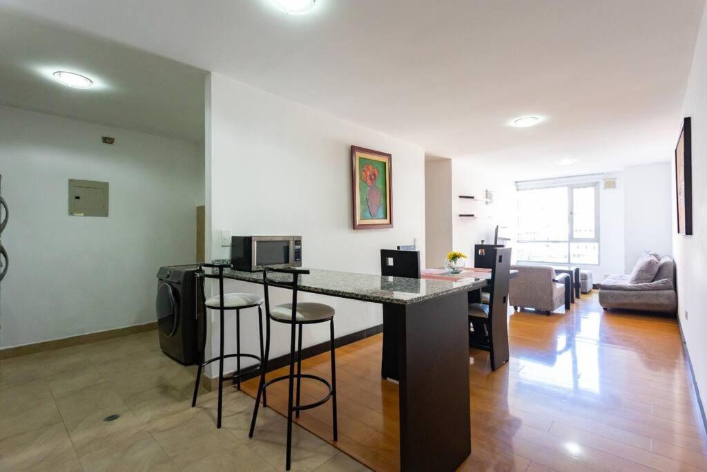 Departamento 3 Dormitorios, 2 Banos, Piscina, Gym, Junto Al Sheraton, Wiffi, Parking Apartment Quito